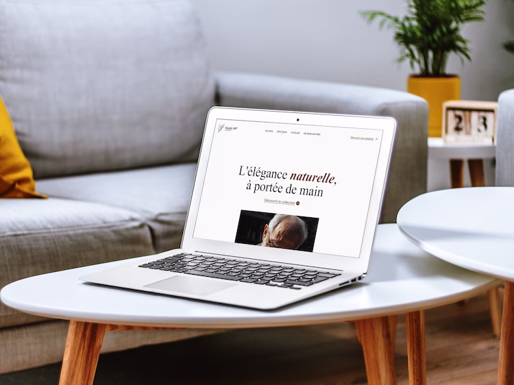 Photo d'un ordinateur avec le site web de koala-mp